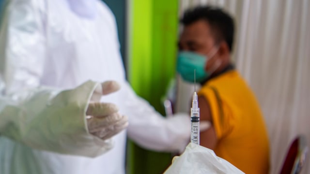 Petugas kesehatan menyiapkan vaksin saat simulasi pemberian vaksin corona Sinovac di Puskesmas Karya Jaya, Palembang, Sumatera Selatan, Rabu (13/1).  Foto: Nova Wahyudi/ANTARA FOTO