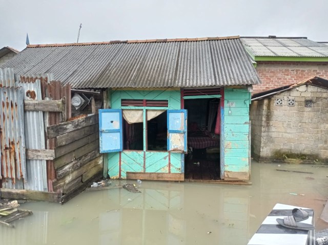 Salah satu rumah warga di Pangkalpinanng, terendam banjir.