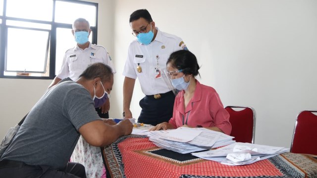 Gubernur Provinsi DKI Jakarta Anies Baswedan meninjau langsung pelaksanaan penyaluran Bantuan Sosial Tunai (BST) di Matraman, Jakarta Timur, pada Rabu (13/1). Foto: PPID DKI Jakarta
