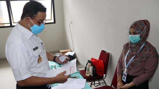 Anies Cek Pembagian Bansos Tunai di Jaktim: Penuhi Kebutuhan, Hidupkan Usaha (2759)