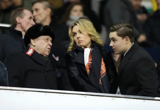 Pemilik West Ham United, David Sullivan (kiri), Eve Vorley (tengah), dan putra termuda David, Jack (kanan). Foto: PA Photo