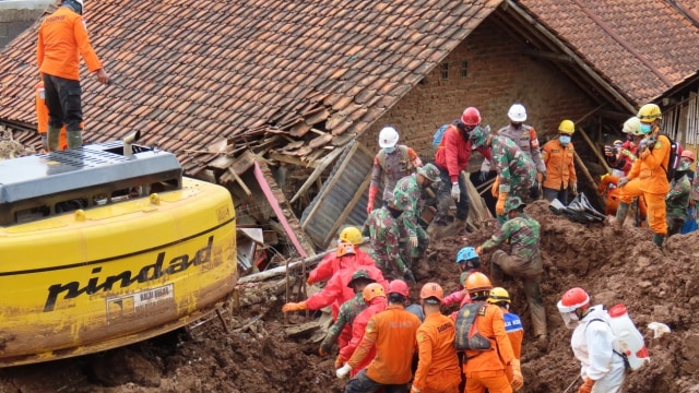 Proses evakuasi jasad dari timbunan longsor di Sumedang, Jawa Barat, Rabu (13/1). Foto: Dok. Istimewa