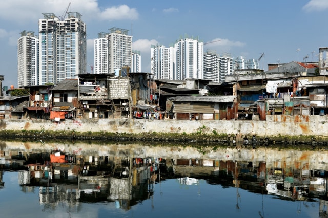 Gedung apartemen yang sedang dibangun dan rumah kumuh di pusat kota Jakarta.  Foto: Bay Ismoyo/AFP