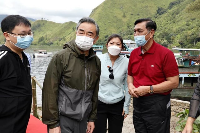 Menko Marves Luhut Binsar Panjaitan saat berbincang denan Menlu China Wang Yi di Danau Toba, Sumatera Utara, Rabu (13/1/2020).
 Foto: Instagram/@luhut.pandjaitan