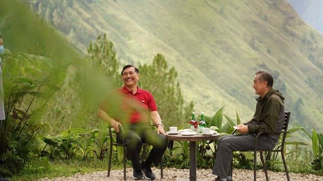 Menko Marves Luhut Binsar Panjaitan saat berbincang denan Menlu China Wang Yi di Danau Toba, Sumatera Utara, Rabu (13/1/2020).
Foto: Instagram/@luhut.pandjaitan
