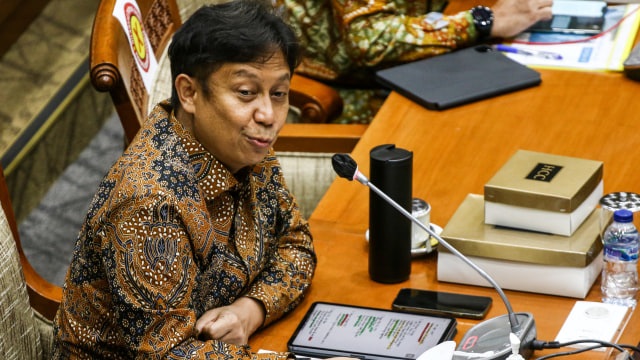 Menteri Kesehatan Budi Gunadi Sadikin memberikan paparan saat menghadiri rapat kerja bersama Komisi IX DPR di Kompleks Parlemen, Senayan, Jakarta, Rabu (13/1).  Foto: Rivan Awal Lingga/ANTARA FOTO