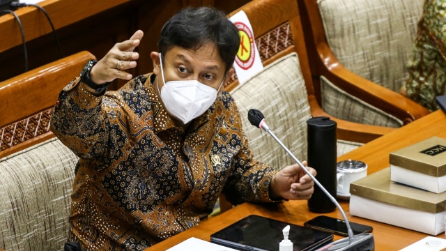 Menteri Kesehatan Budi Gunadi Sadikin memberikan paparan saat menghadiri rapat kerja bersama Komisi IX DPR di Kompleks Parlemen, Senayan, Jakarta, Rabu (13/1).  Foto: Rivan Awal Lingga/ANTARA FOTO