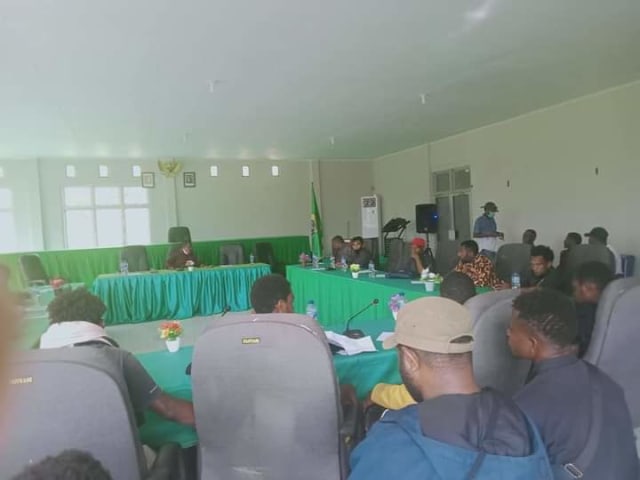 IMT kota studi Jayapura sedang mengikuti pertemuan dengan anggota DPRD Kabupaten Tambrauw