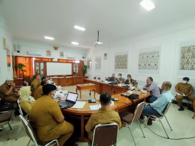 Rapat anggota Komisi II DPRD Kota Cirebon bersama jajaran Pemkot Cirebon. (Juan)
