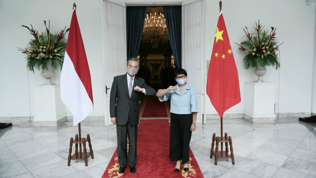 Menteri Luar Negeri Indonesia Retno Marsudi bertemu dengan Menteri Luar Negeri China Wang Yi di Kementerian Luar Negeri, Jakarta, Rabu (13/1).  Foto: Dok. Kementerian Luar Negeri