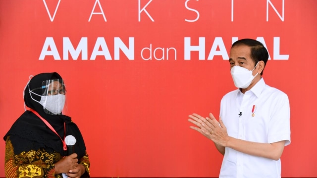 Presiden Joko Widodo bersama ibu Narti, perwakilan pedagang yang disuntik vaksin corona Sinovac di Istana Merdeka, Jakarta, Rabu (13/1).  Foto: Muchlis Jr/Biro Pers Setpres