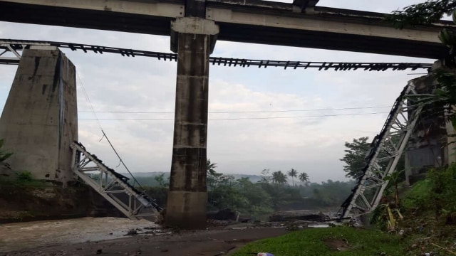 Ilustrasi: jembatan rel kereta api (KA) di Dukuh Timbang Desa Tonjong Kecamatan Tonjong Kabupaten Brebes, yang terputus Senin (11/01/2021) lalu. (foto: istimewa)
