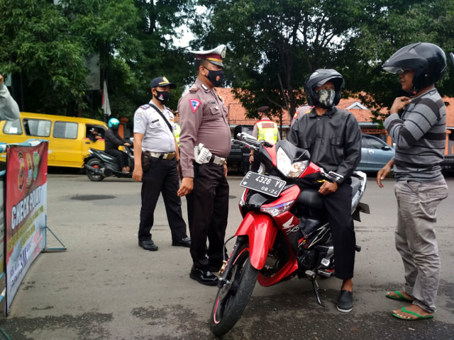Petugas gabungan di Kabupaten Cirebon, menghentikan warga yang tak mengenakan masker. (Ciremaitoday)