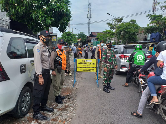 Peugas saat melakukan razia protokol kesehatan di Kecamatan Asemrowo, Surabaya. Foto: Dandim 0830/Surabaya Utara