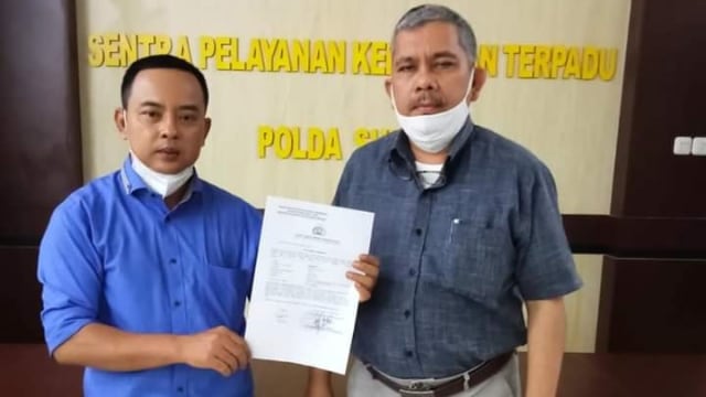 Subanto (kiri) bersama pengacaranya M. Hatta (kanan), saat melaporkan Guru Besar USU, Prof Yusuf ke Mapolda Sumut. Foto: Dok. Istimewa