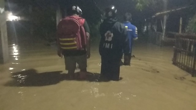 Banjir di Desa Sokareja, Kecamatan Warureja, Kabupaten Tegal, Rabu (13/1/2021) malam. (Foto: Dok. PMI)