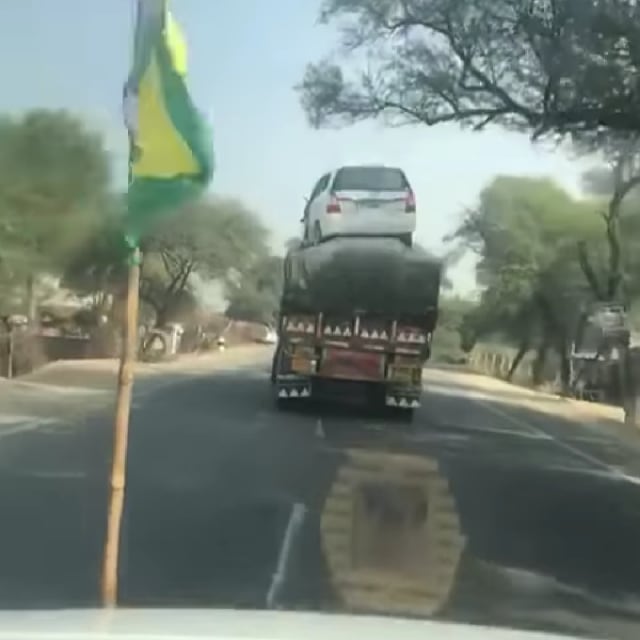 Waduh! Toyota Kijang Innova Diangkut di Atas Truk (428872)