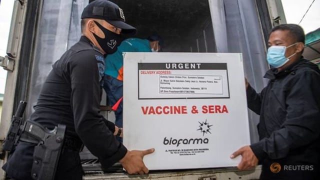 Petugas menurunkan sekotak vaksin COVID-19 Sinovac saat tiba di ruang dingin departemen kesehatan setempat di Palembang, provinsi Sumatera Selatan, Indonesia, pada 4 Januari 2021. (Foto: Antara Foto / Nova Wahyudi / via Reuters)