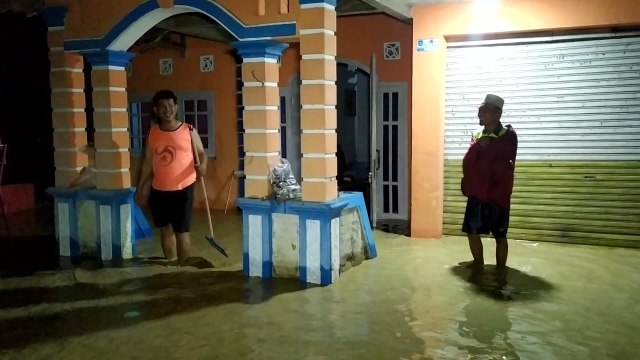 Banjir di Kecamatan Warureja, Kabupaten Tegal, Kamis (14/1/2021) dini hari. (Foto: Syaifullah)