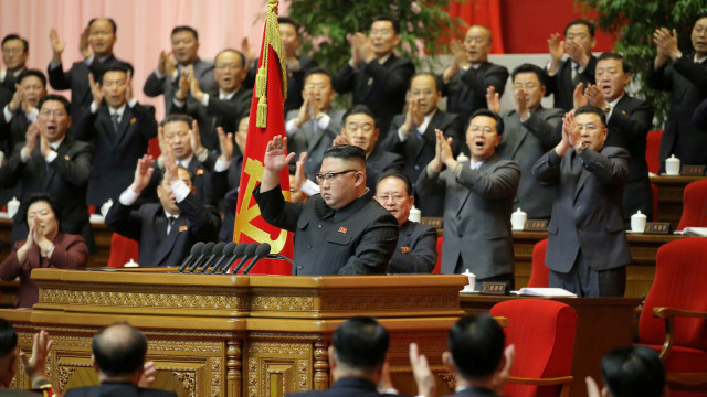 Pemimpin tertinggi Korea Utara Kim Jong-un resmi menutup kongres Partai Pekerja pada Rabu (13/1). Foto: KCNA via Reuters