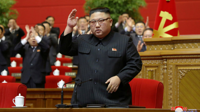 Pemimpin tertinggi Korea Utara Kim Jong-un resmi menutup kongres Partai Pekerja pada Rabu (13/1). Foto: KCNA via Reuters