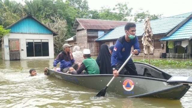 BPBD bersama tim SAR gabungan melakukan evakuasi warga yang rumahnya terendam banjir di Kabupaten Banjar. Foto: BPBD Banjar/HO ANTARA