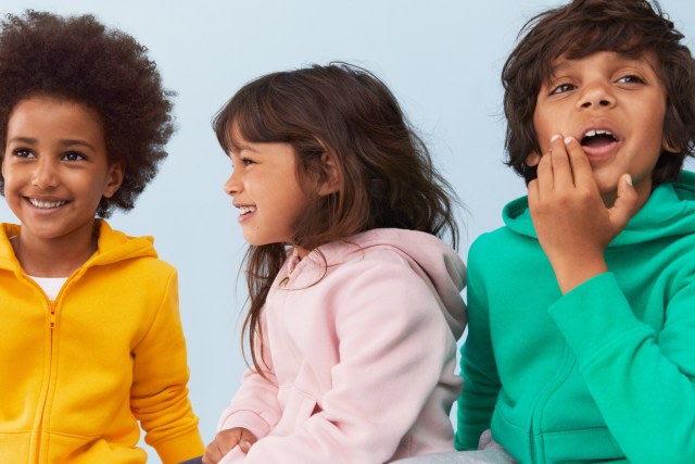 Danone-AQUA dan H&M Luncurkan Koleksi Pakaian Anak dari Botol Plastik Daur Ulang (16493)