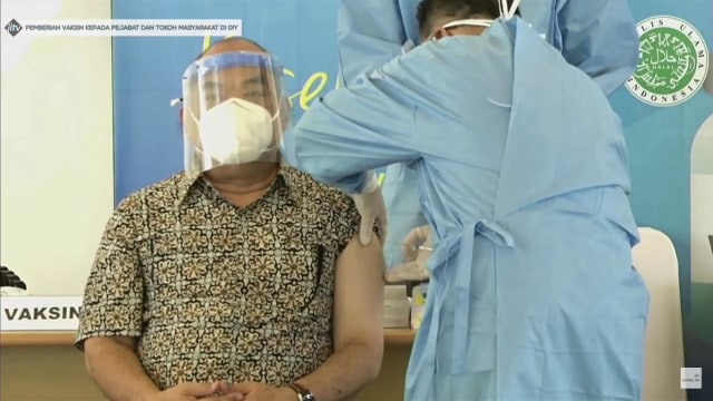 Wakil Gubernur DIY, Kanjeng Gusti Pangeran Adipati Aryo (KGPAA) Paku Alam X, saat disuntik vaksin corona, Kamis (14/1).
 Foto: Youtube/JITV Pemda DIY