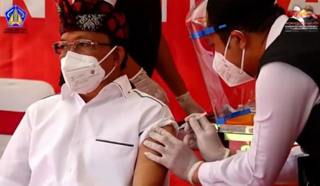 Gubernur Bali Wayan Koster saat menjalani vaksinasi - ACH