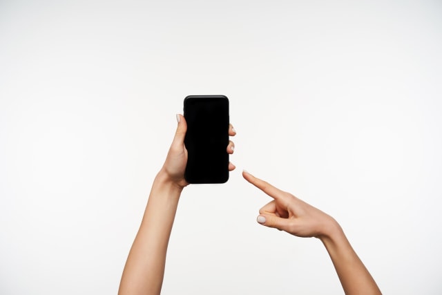 Cara Pegang Handphone Bisa Ungkap Kepribadian Seseorang, Kamu yang Mana? (7842)
