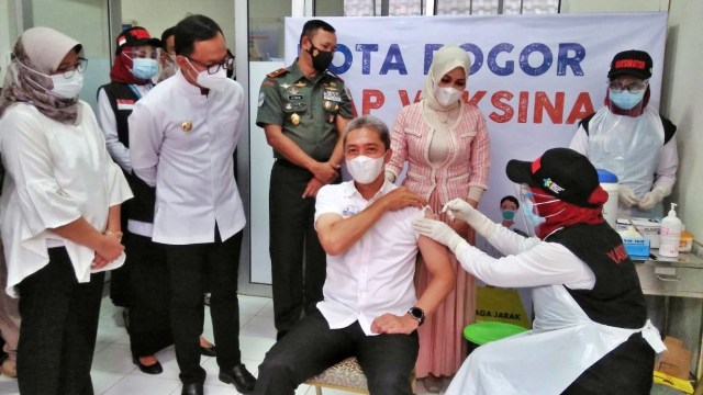 Vaksinasi di Kota Bogor, Wawali Dedie Jadi Orang Pertama yang Disuntik (475046)