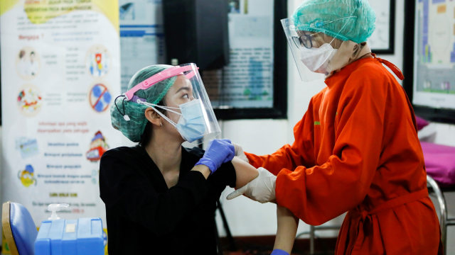 Seorang dokter menerima satu dosis vaksin Sinovac di fasilitas kesehatan, di Jakarta, Kamis (14/1). Foto: Willy Kurniawan/REUTERS