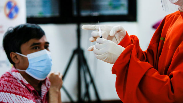 Seorang petugas kesehatan bersiap untuk memberikan dosis vaksin Sinovac di fasilitas kesehatan, di Jakarta, Kamis (14/1). Foto: Willy Kurniawan/REUTERS