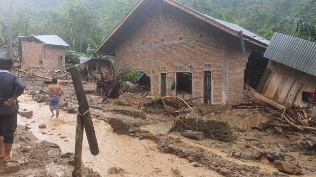 Banjir bandang dan tanah longsor menerjang Desa Kalimbua, Kecamatan Tapango, Kabupaten Polewali Mandar, Sulawesi Barat, Rabu (13/1) sore. Foto: Dok. Istimewa