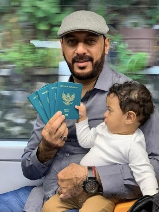 Syekh Ali Jaber menunjukkan paspor Indonesia setelah resmi menjadi WNI pada Januari 2020. Foto: Instagram/@syekh.alijaber