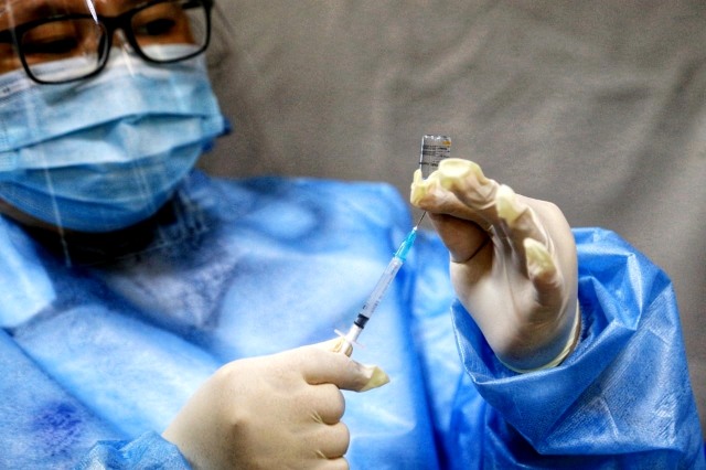 Petugas medis menyiapkan vaksin untuk disuntikkan kepada tenaga kesehatan di RS Siloam, Jakarta, Kamis (14/1). Foto: Aditia Noviansyah/kumparan