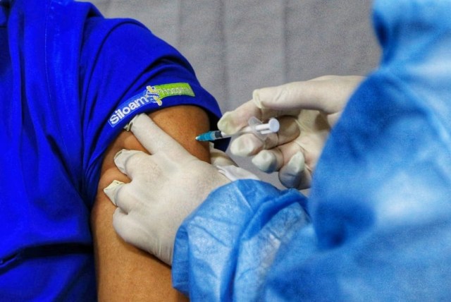 Petugas medis menyuntikan vaksin corona Sinovac kepada tenaga kesehatan di RS Siloam, Jakarta, Kamis (14/1). Foto: Aditia Noviansyah/kumparan
