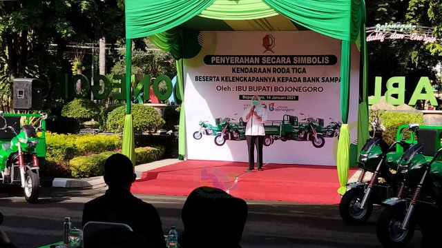 Bupati Bojonegoro, Dr Hj Anna Muawanah, saat beri sambutan dalam acara penyerahan kendaraan roda tiga kepada perwakilan bank sampah. (foto:dan/beritabojonegoro)