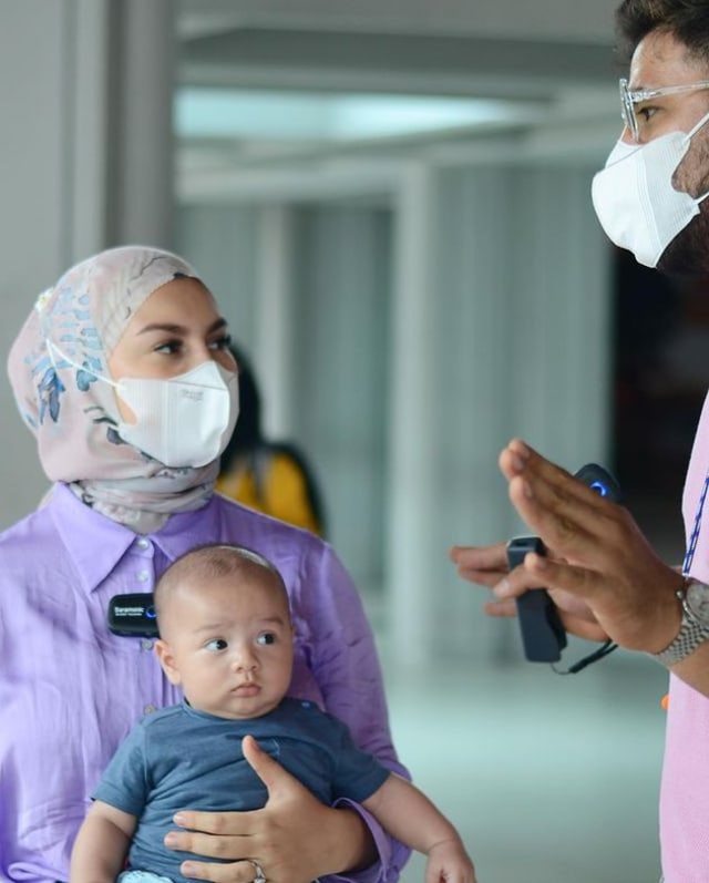 Irish Bella Deg-degan, 7 Momen Baby Air Perdana Naik Pesawat Liburan ke Bali (9190)