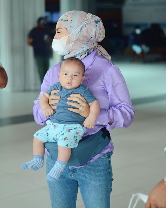 Irish Bella Deg-degan, 7 Momen Baby Air Perdana Naik Pesawat Liburan ke Bali (9191)