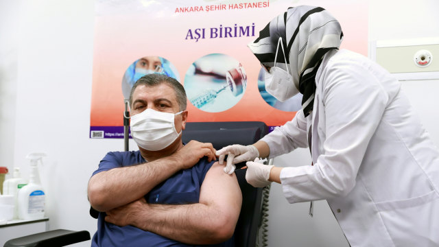 Menteri Kesehatan Turki Fahrettin Koca menerima suntikan vaksin corona Sinovac di Rumah Sakit Kota Ankara, Turki, Rabu (13/1). Foto: Turkish Health Ministry/Handout via REUTERS