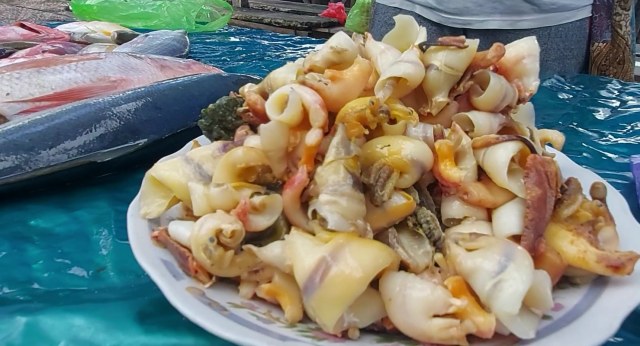 Sajian kuliner kerang khas Biak Numfor, Papua. (BumiPapua.com/Liza Indriyani)