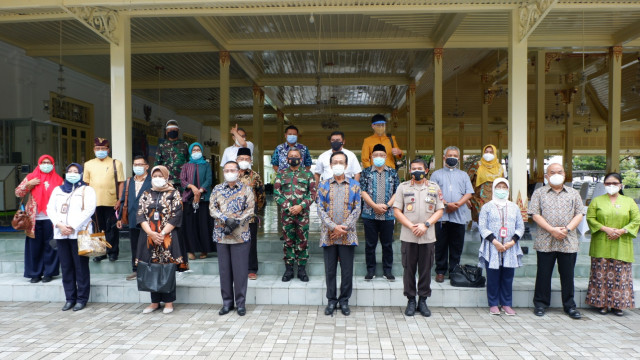 Gubernur DIY Sri Sultan Hamengku Buwono X bersama 15 tokoh penerima vaksin di DI Yogyakarta, Kamis (14/1). Foto: Arfiansyah Panji Purnandaru/kumparan