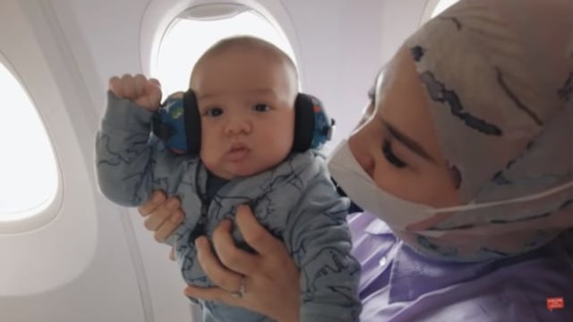 Irish Bella Deg-degan, 7 Momen Baby Air Perdana Naik Pesawat Liburan ke Bali (9193)