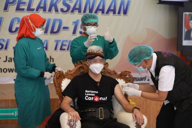 Ganjar Pranowo menjalani vaksinasi di RSUD Tugurejo, Semarang, Kamis (14/1/2021)./Foto (Humas Pemprov Jateng)Gubernur Jateng Ganjar 
