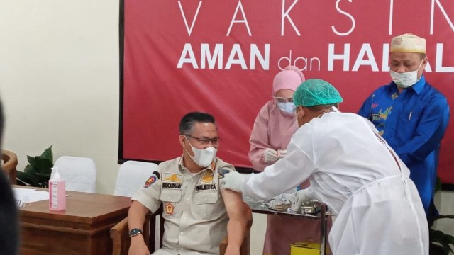 Wali Kota Kendari, Sulkarnain Kadir Saat Melakukan Vaksinasi Perdana di PMCC RSUD Kota Kendari. Foto: Didul Interisti/kendarinesia.