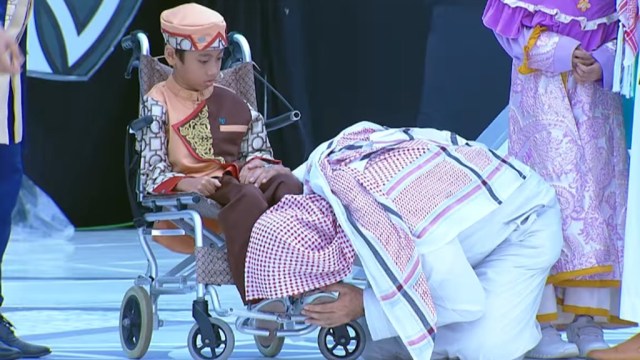 Mengenang Momen Haru saat Syekh Ali Jaber Cium Kaki Bocah Hafiz Lumpuh Otak (428234)