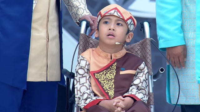 Mengenang Momen Haru saat Syekh Ali Jaber Cium Kaki Bocah Hafiz Lumpuh Otak (428232)