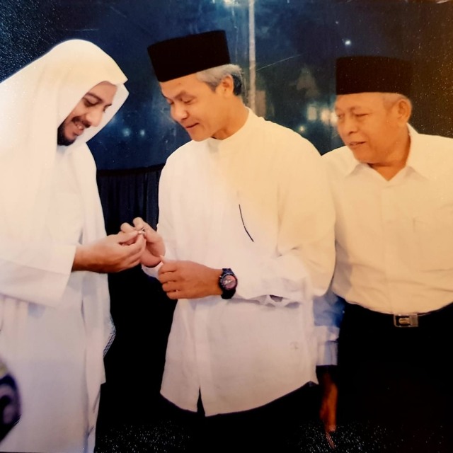Momen pertemuan Gubernur Jawa Tengah Ganjar Pranowo (tengah) dengan Syekh Ali Jaber (kiri). Foto: Dok. Istimewa