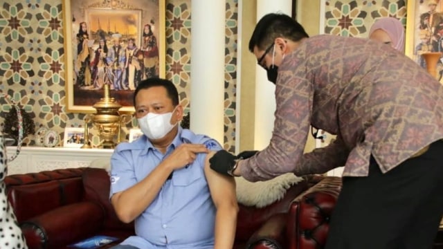 Ketua MPR Bambang Soesatyo disuntik vaksin corona. Foto: MPR